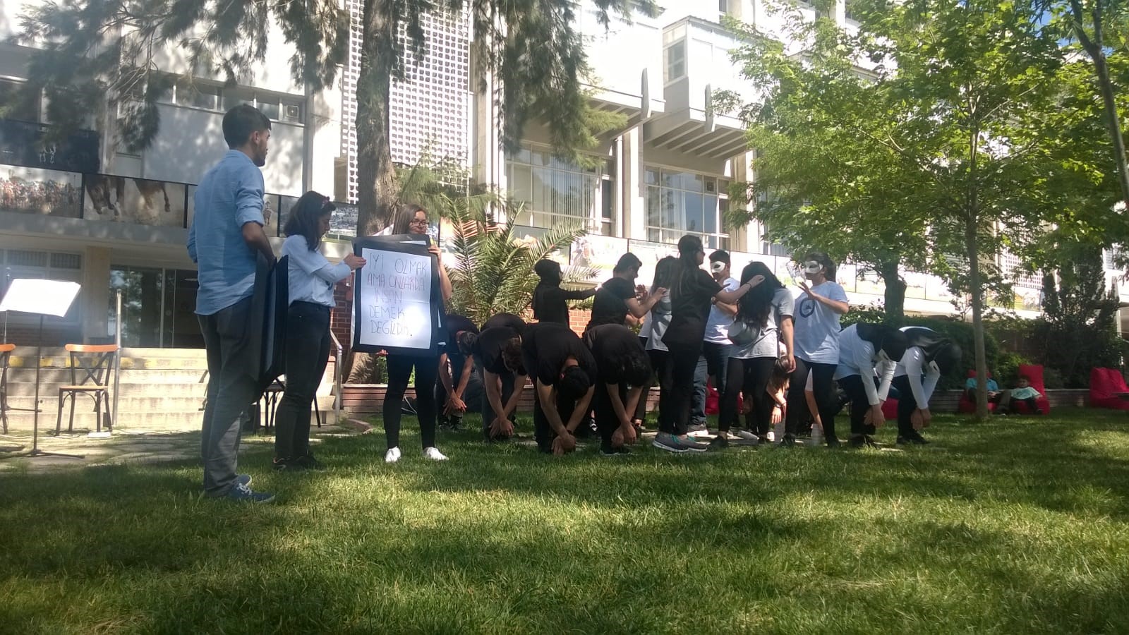 9 İzmir Jokey Kulübü, Şirinyer Hipodromu Atla Terapi Merkezinde “İyi, Kötü ve Çirkin” temalı farkındalık sahne performansı.jpg